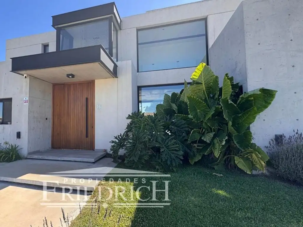 2-story house, infinity pool and jacuzzi