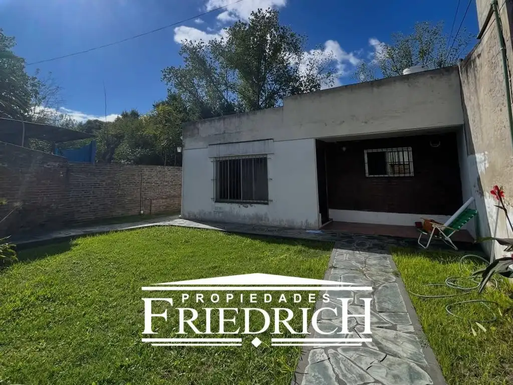 Casa com pátio e 2 dormitórios