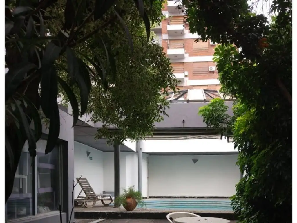 Apartamento reformado com varanda