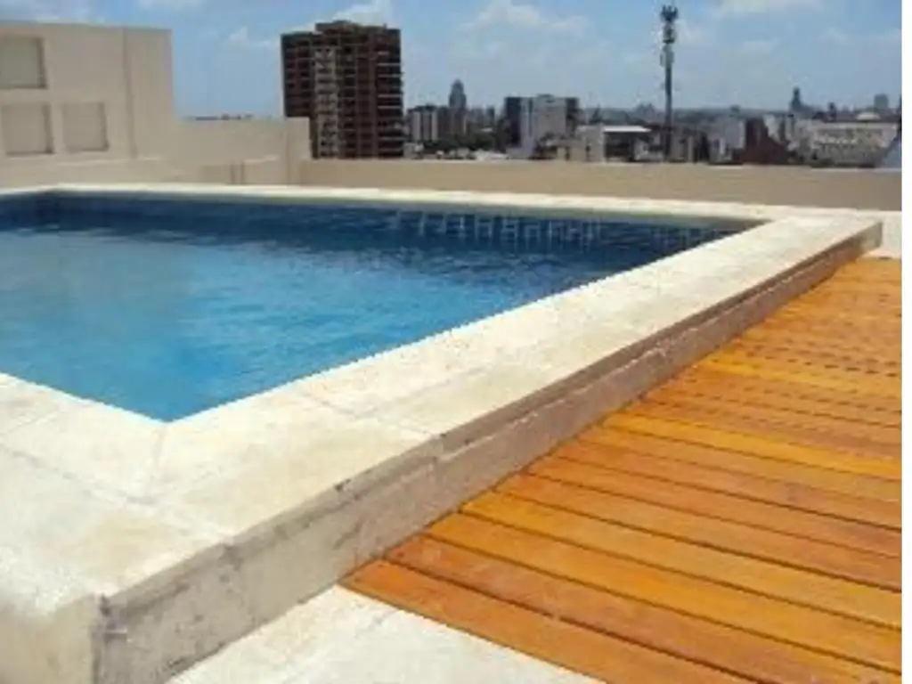 Ambiente con balcón y pileta