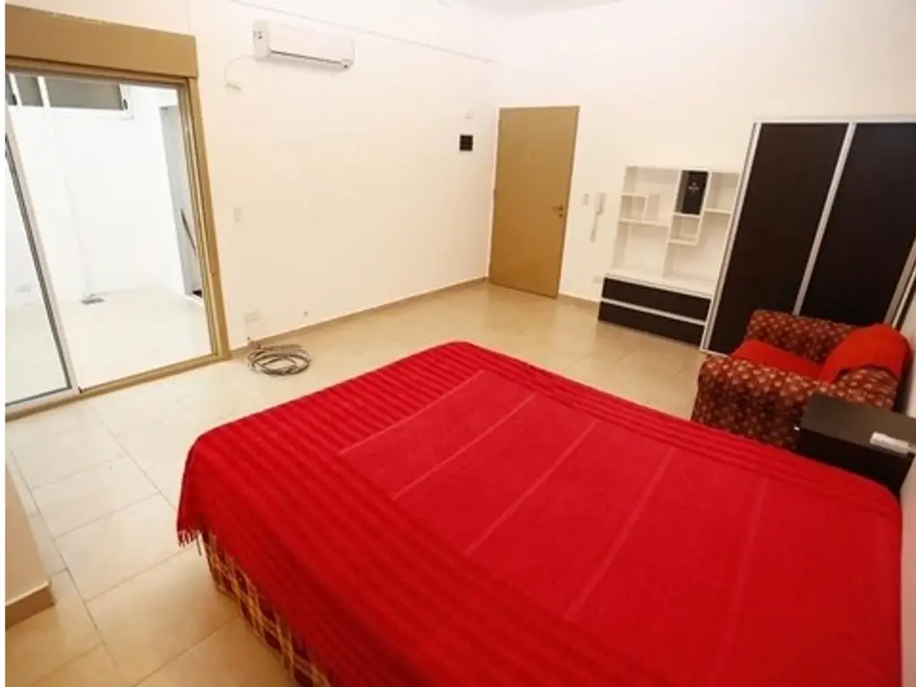 1 quarto com pátio