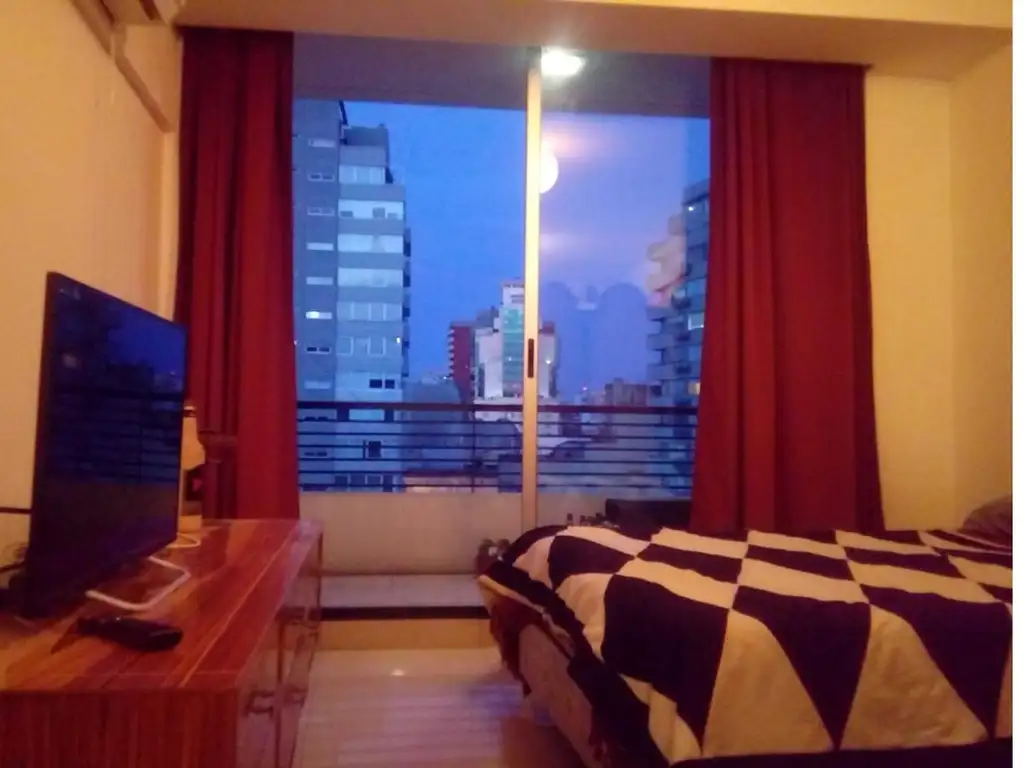 1 dormitorio, balcón a la calle