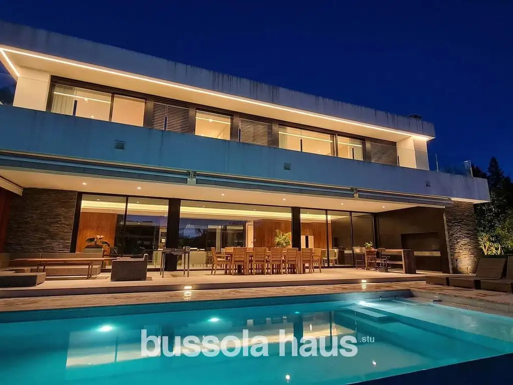 Casa moderna 4 suítes com piscina