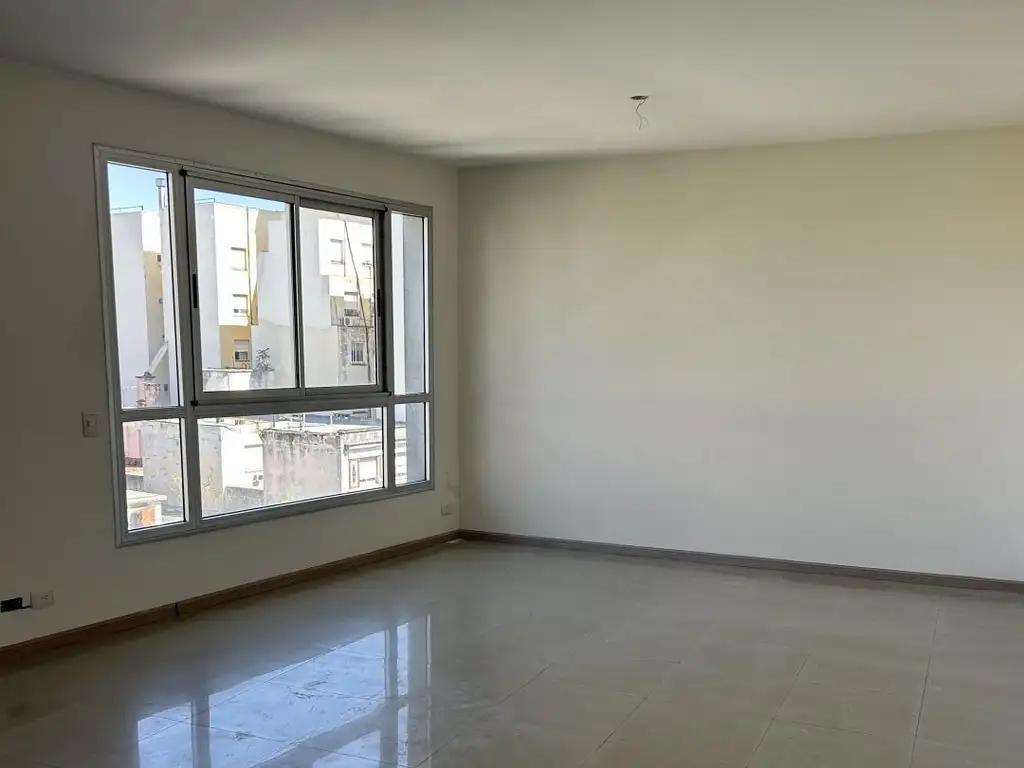Monoambiente con balcón a la calle