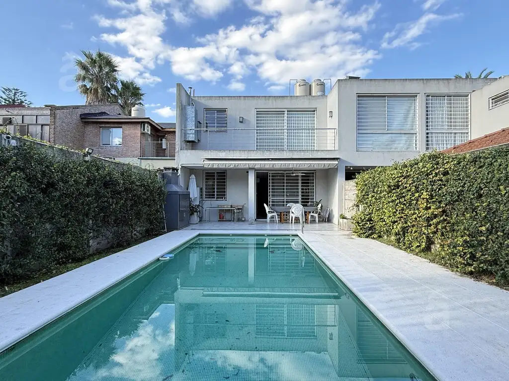 Casa 3 dormitórios, piscina e área de churrasco