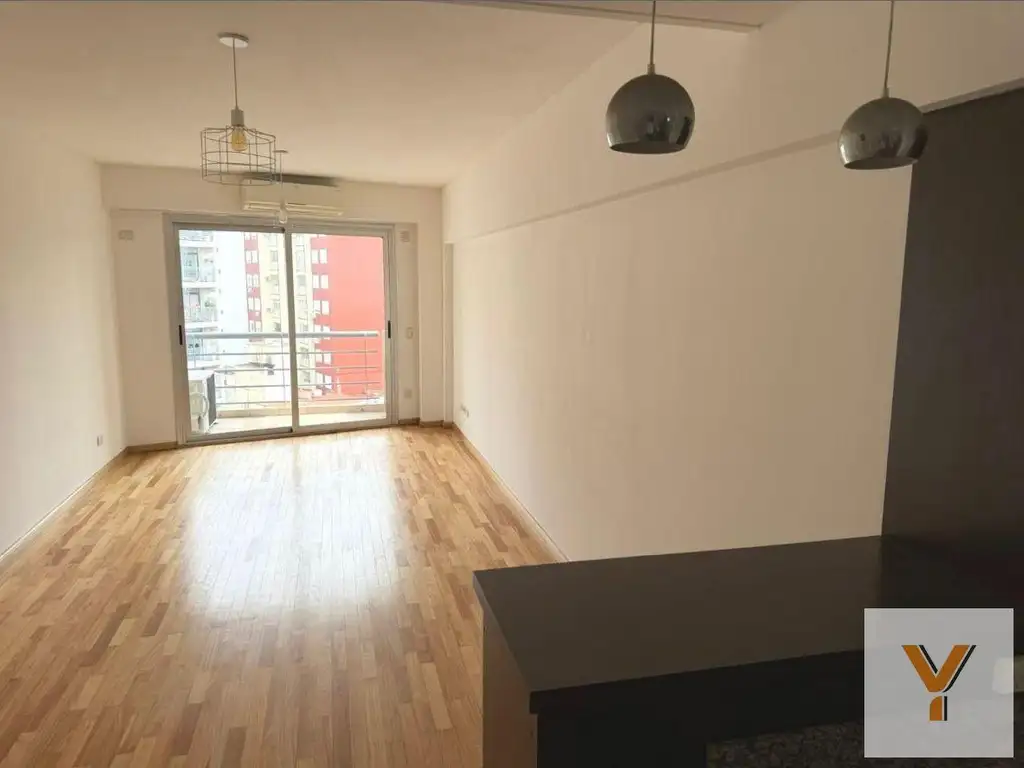 1 dormitorio con balcón
