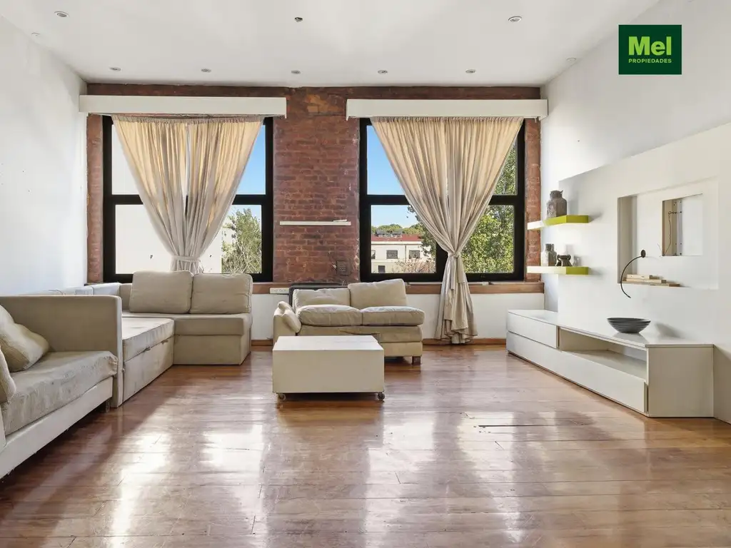 Loft com pé-direito triplo e terraço