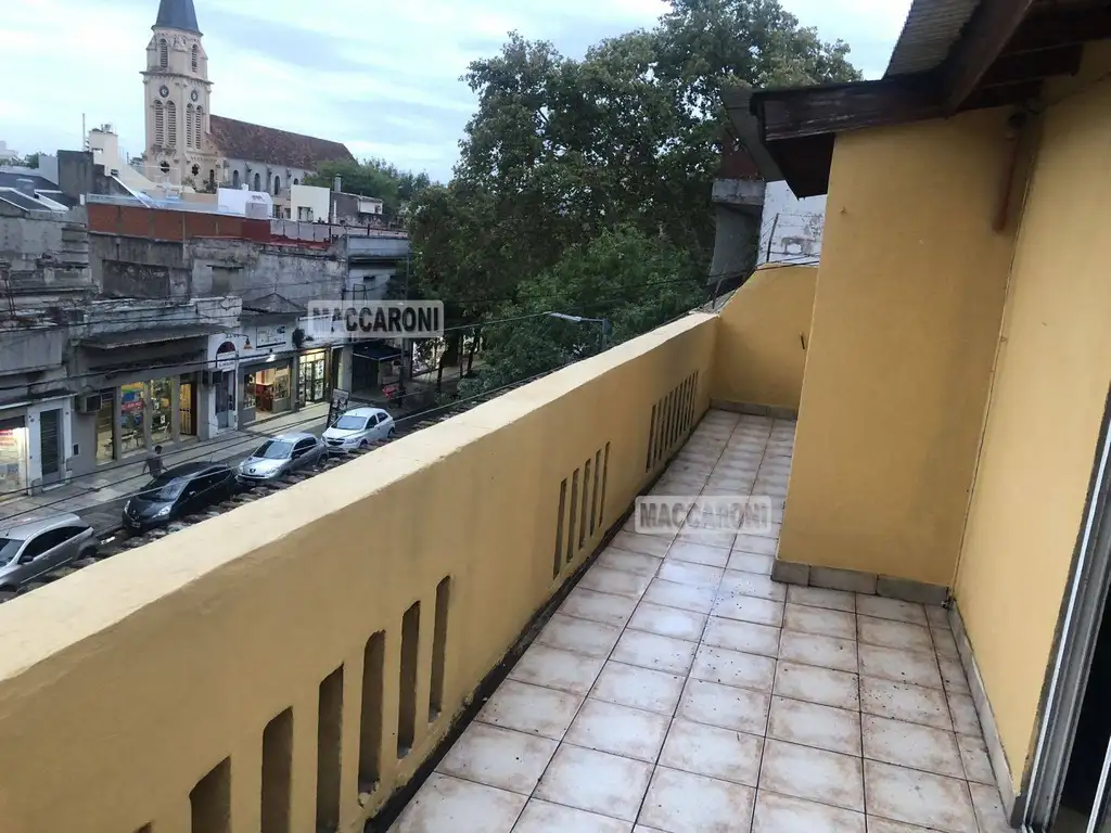 3 ambientes con balcón corrido