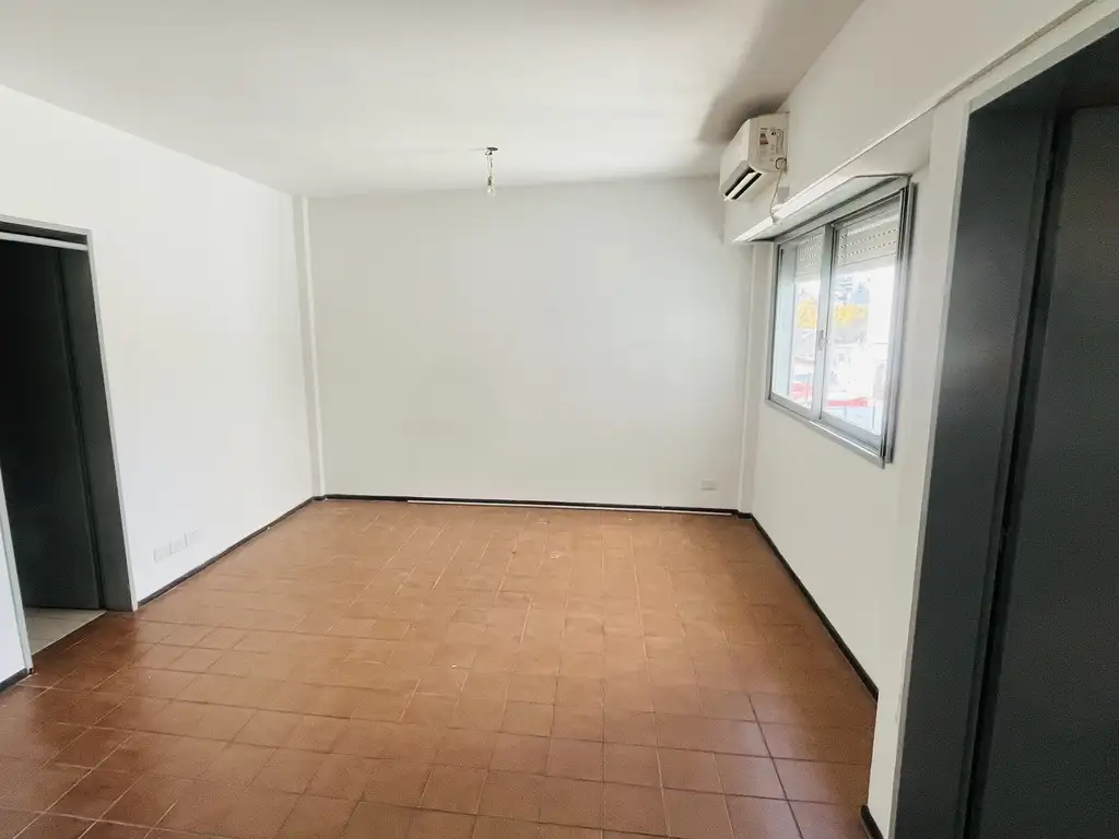 Lateral 5th-floor studio with AC