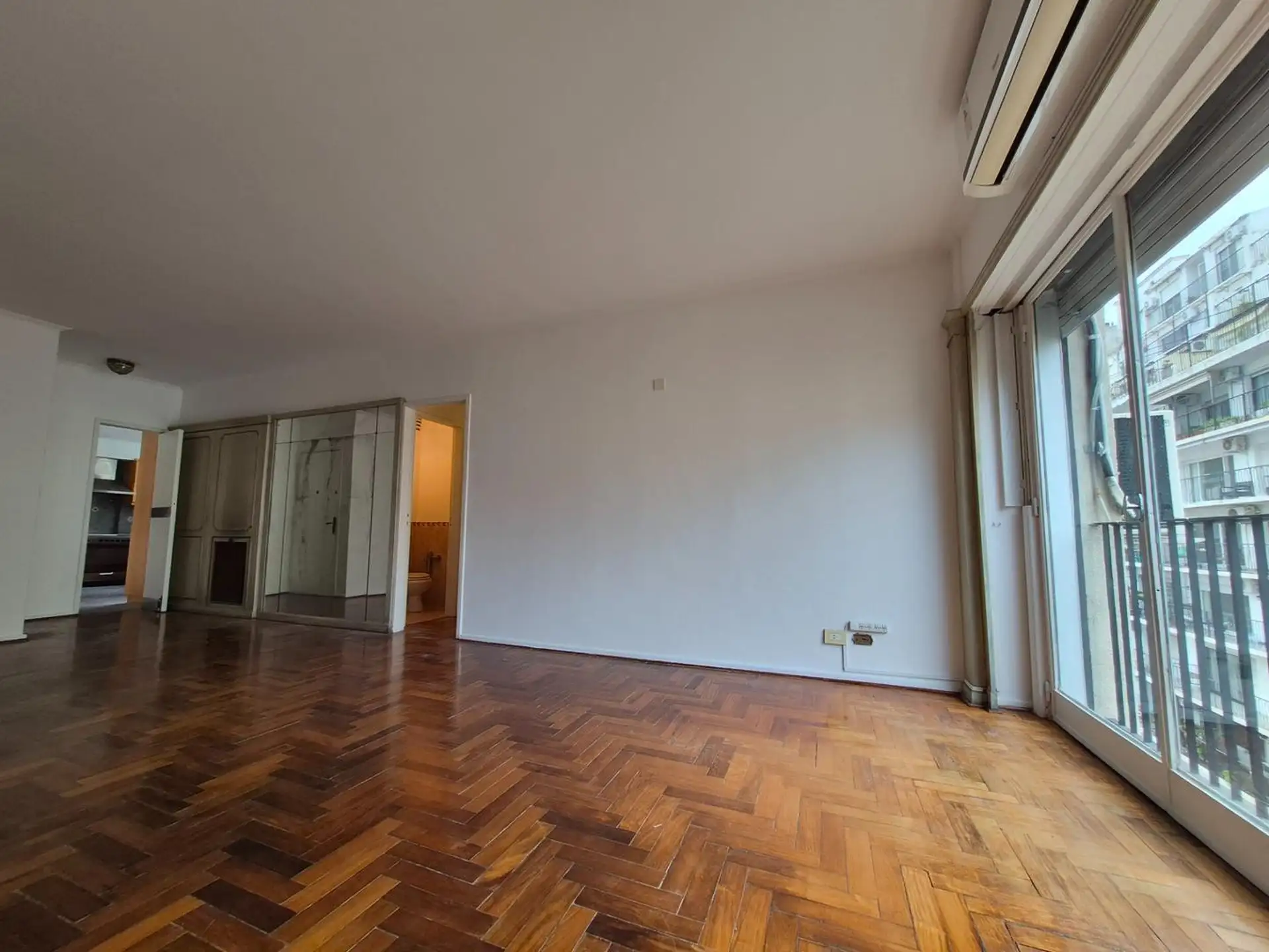 Piso 7 con balcón y AC central