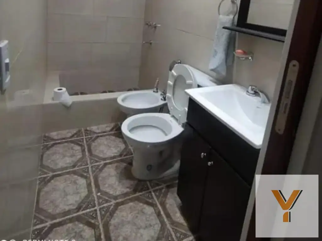 1 dormitorio con balcón y cocina equipada