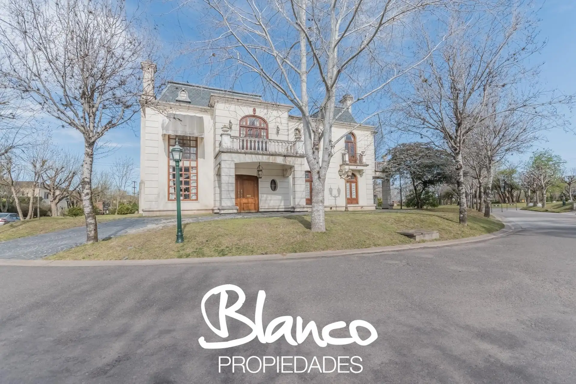Casa estilo francês, condomínio fechado