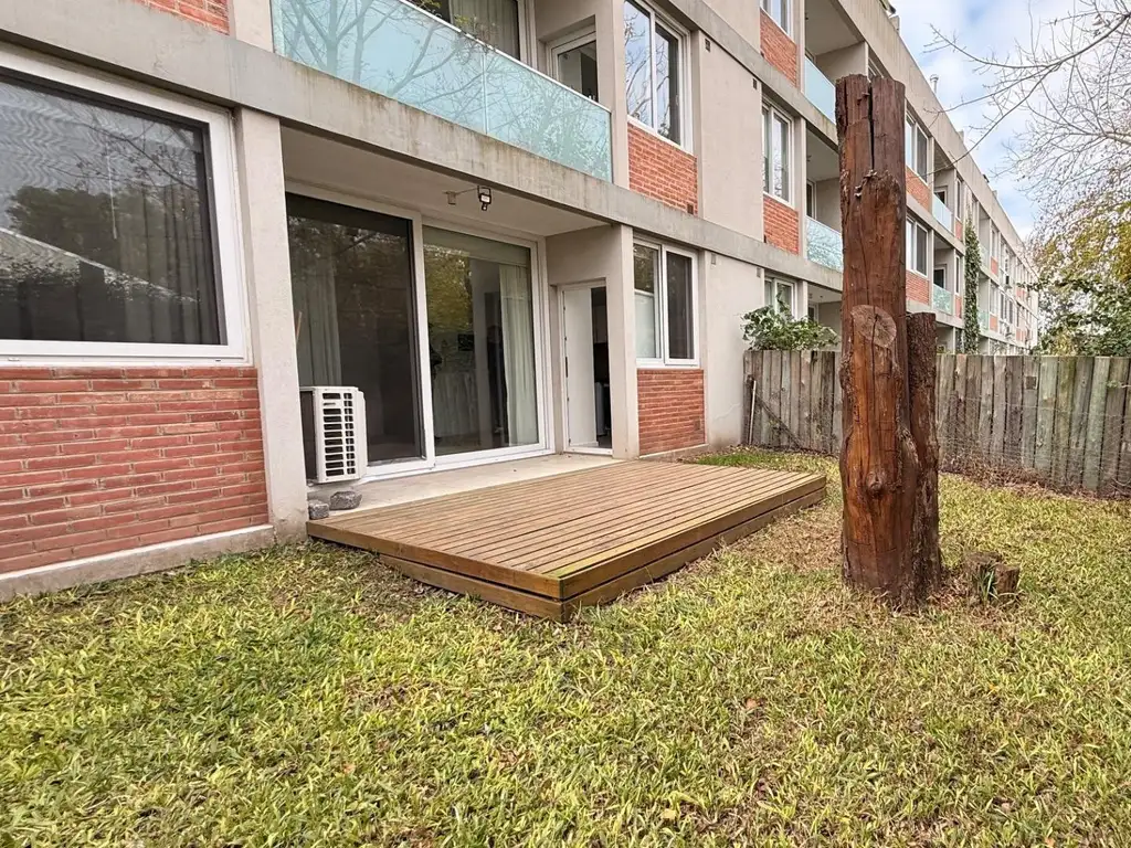 Planta baja con jardín y cochera