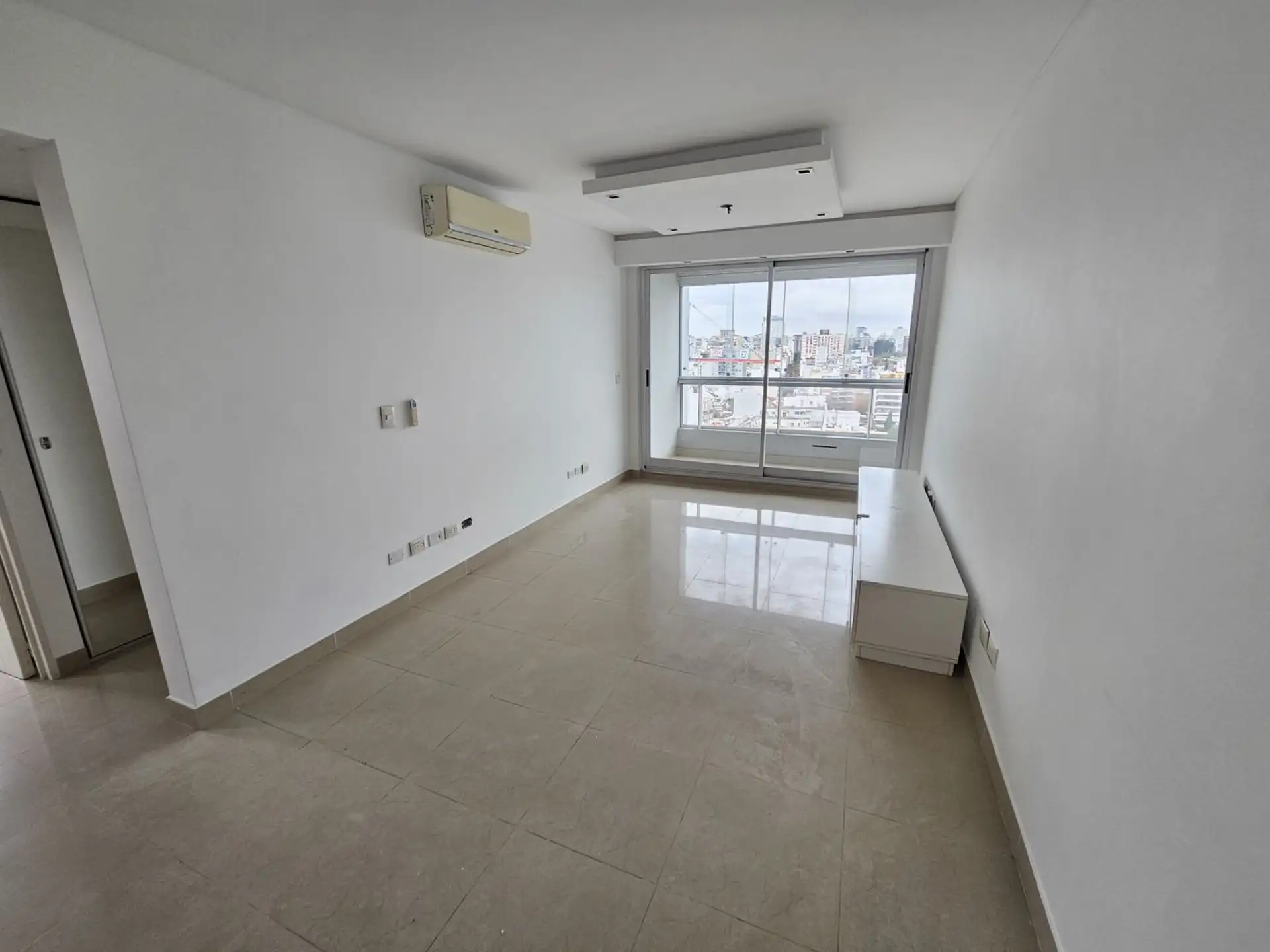 Piso 16 con balcón y cochera