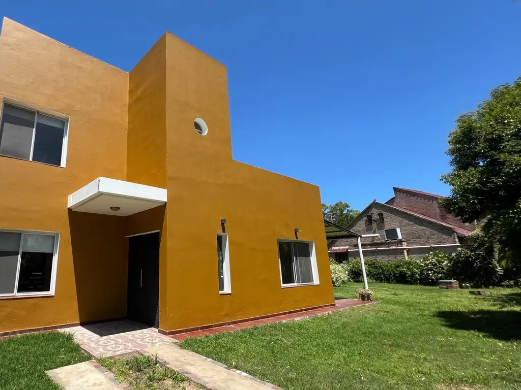 Casa con pileta y jardín