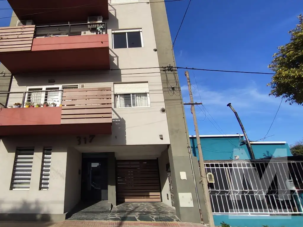 1 dormitorio con balcón