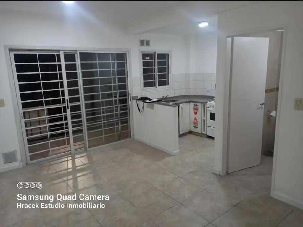 1er piso con balcón enrejado