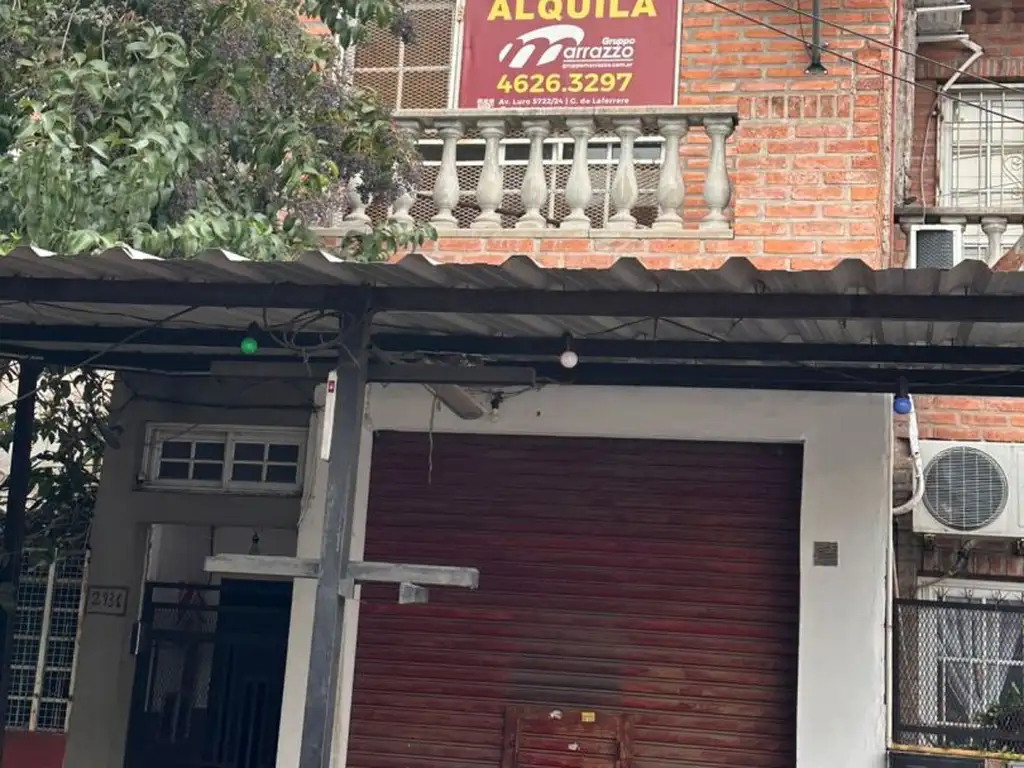 1 dormitorio con balcón al frente