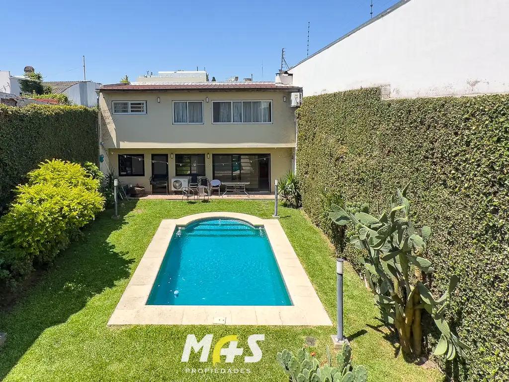 House with pool and studio