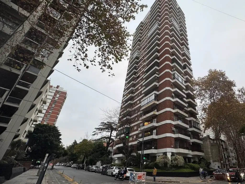 Piso alto con balcón y cochera