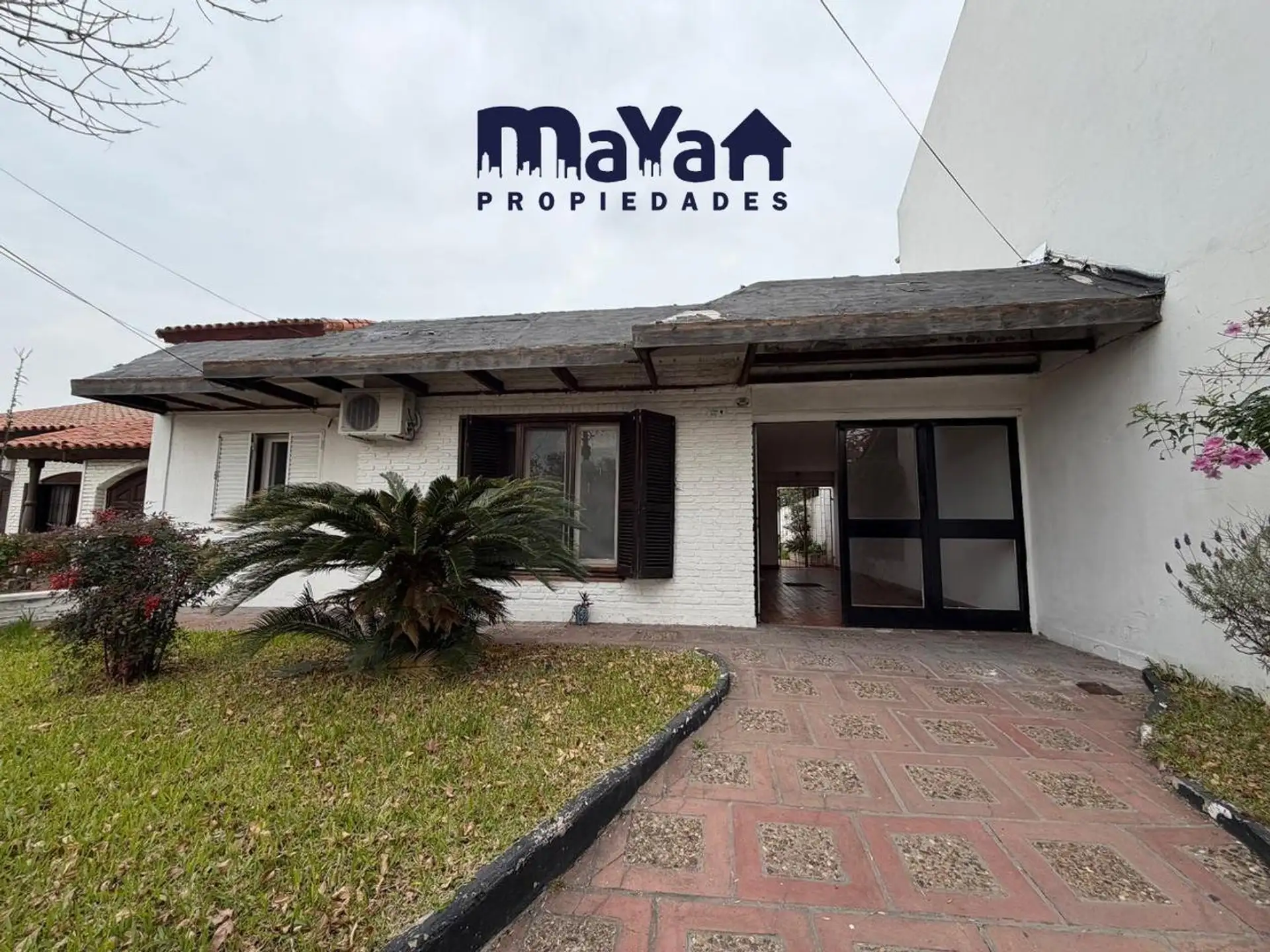 Casa com jardim e vaga coberta