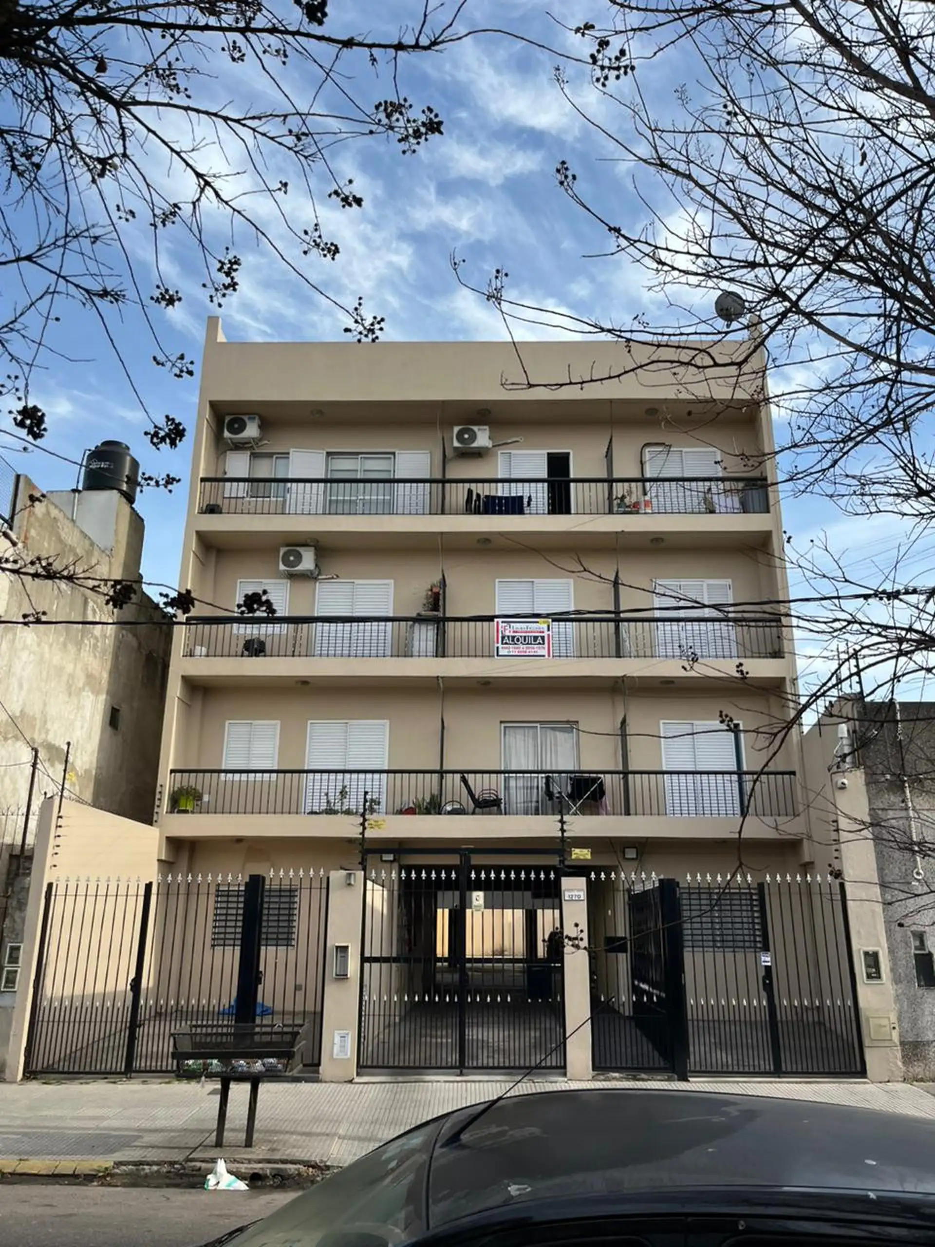 2 ambientes con balcón al frente