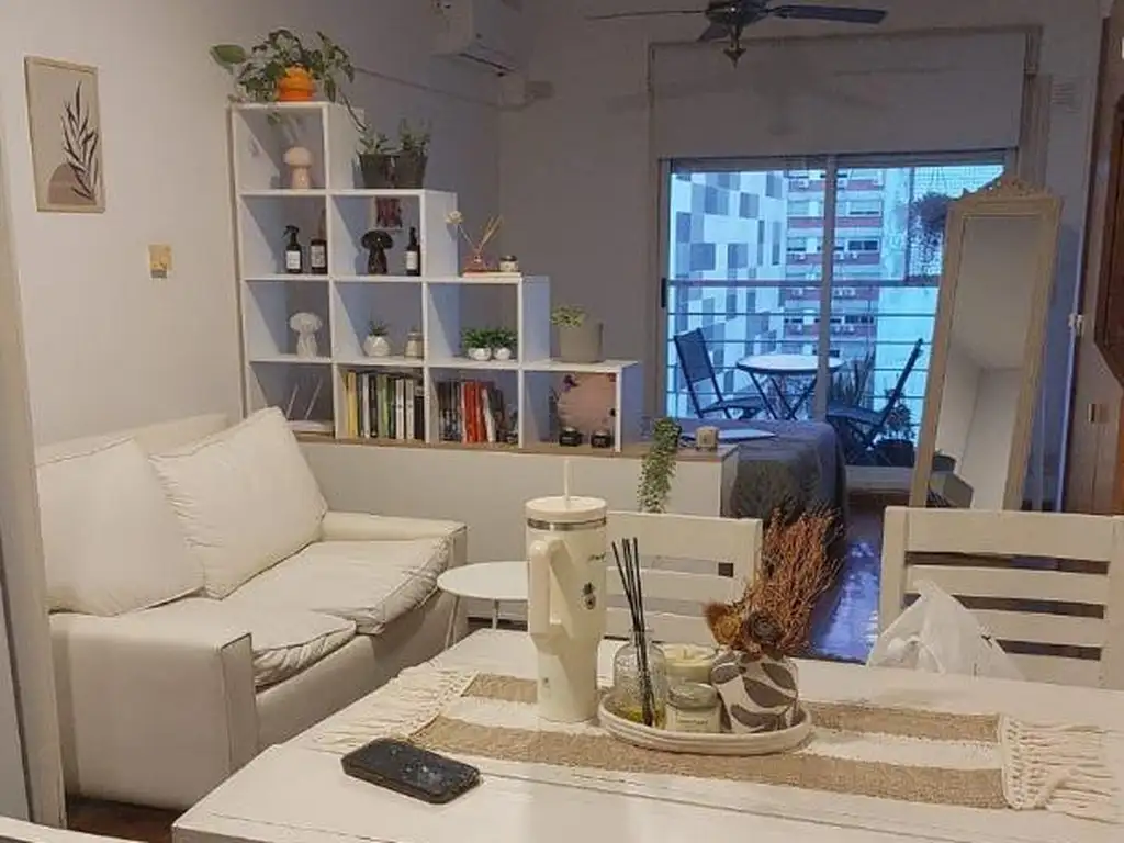Estudio amoblado con balcón