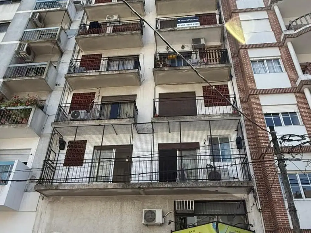 Apartamento com varanda frontal