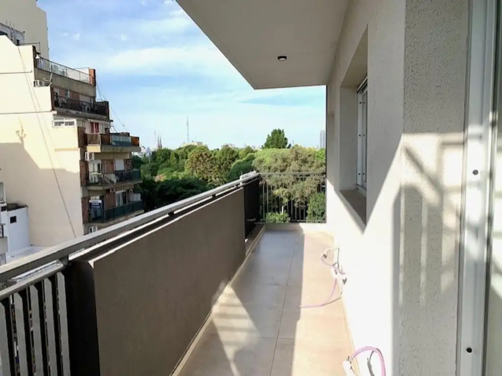 3 ambientes con balcón corrido