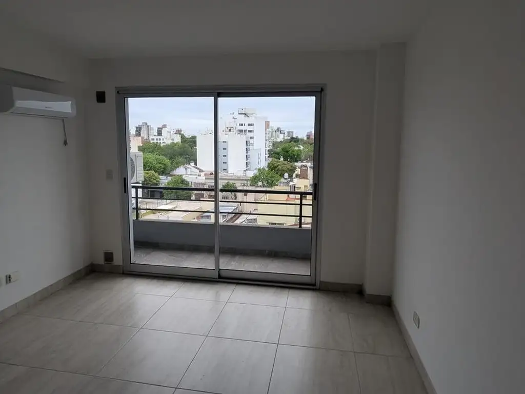 Monoambiente con balcón y terraza