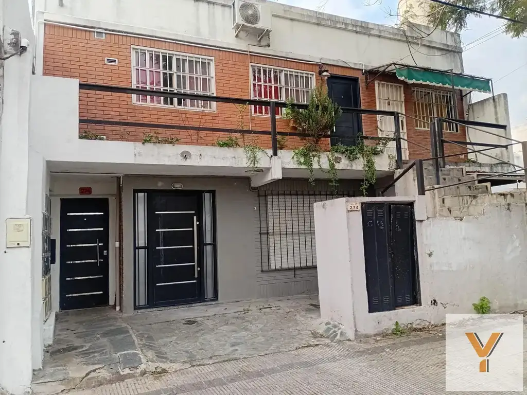 Departamento con balcón y terraza