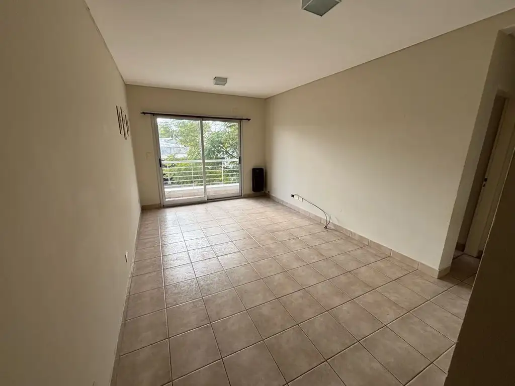 1 dormitorio con balcón y cochera