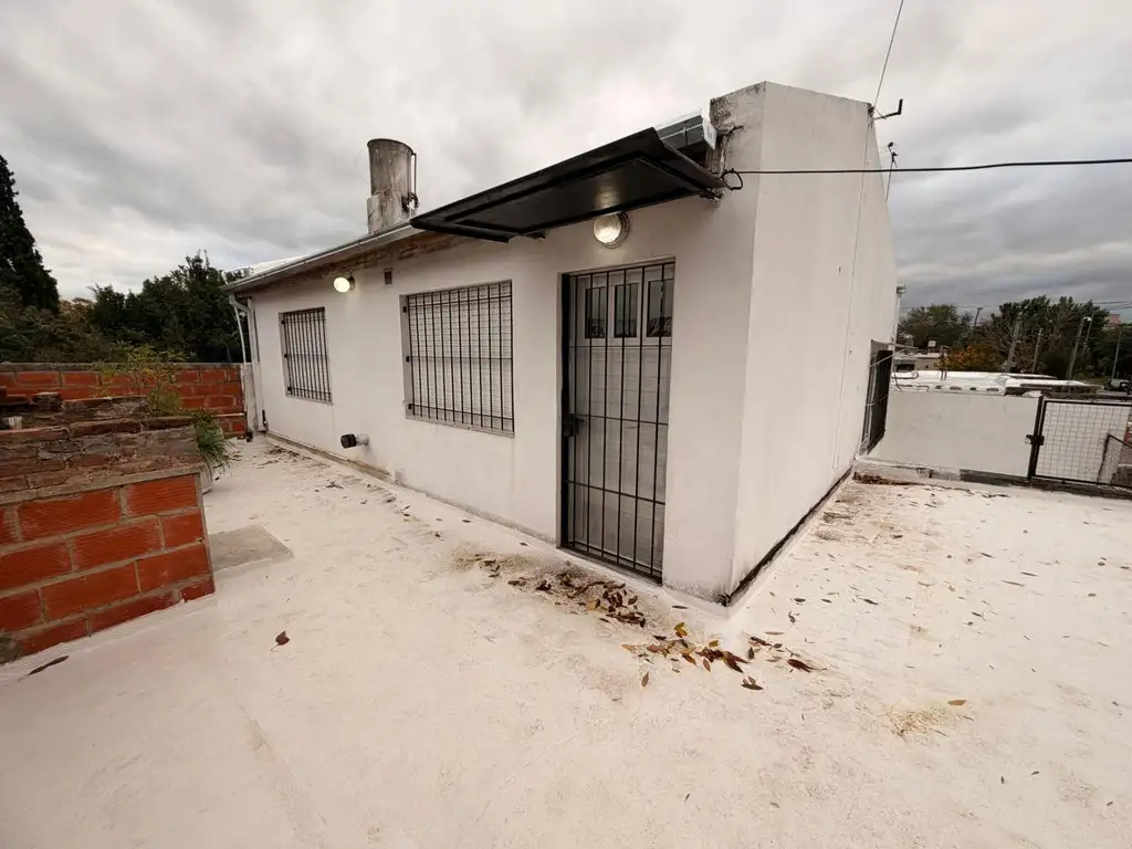 Casa 2 dormitórios, pátio com churrasqueira