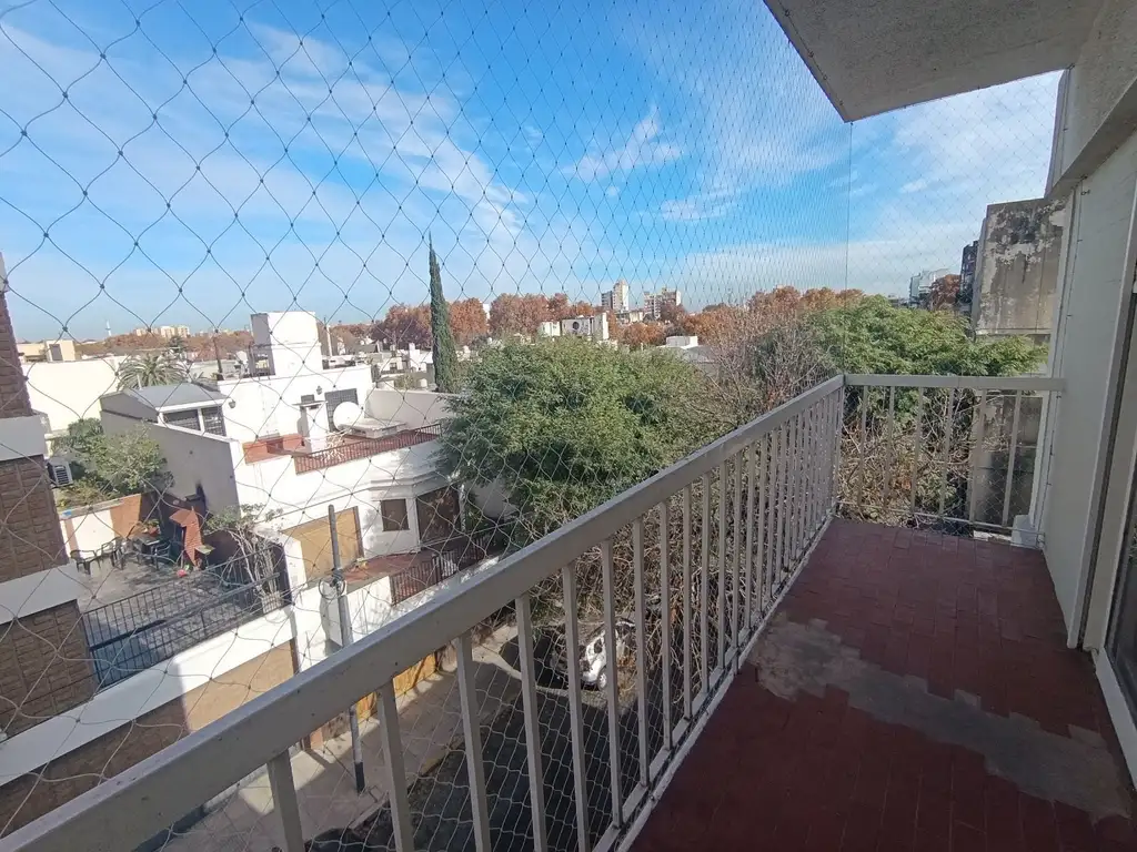 2 ambientes al frente con balcón