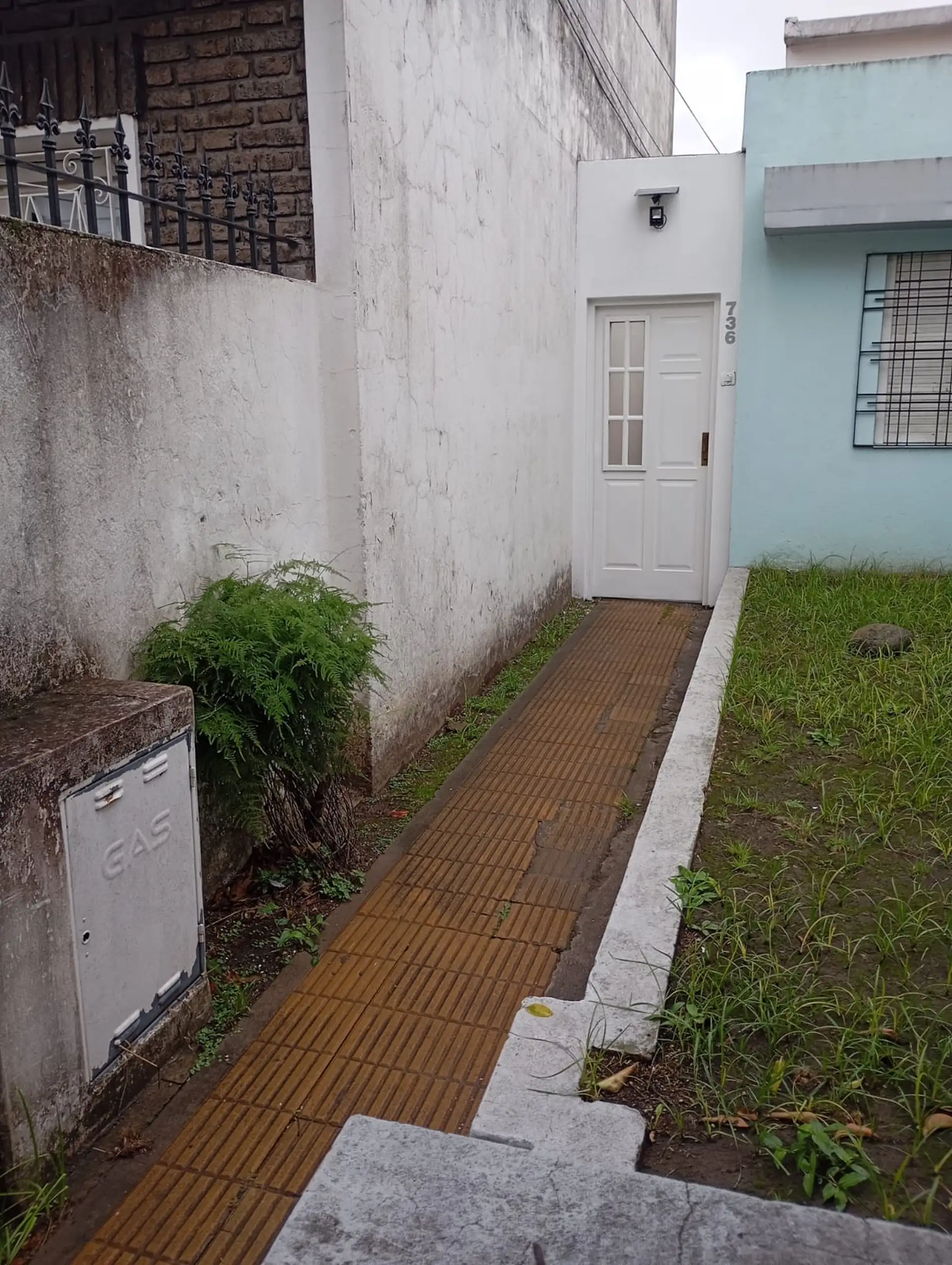 3-room PH with front patio