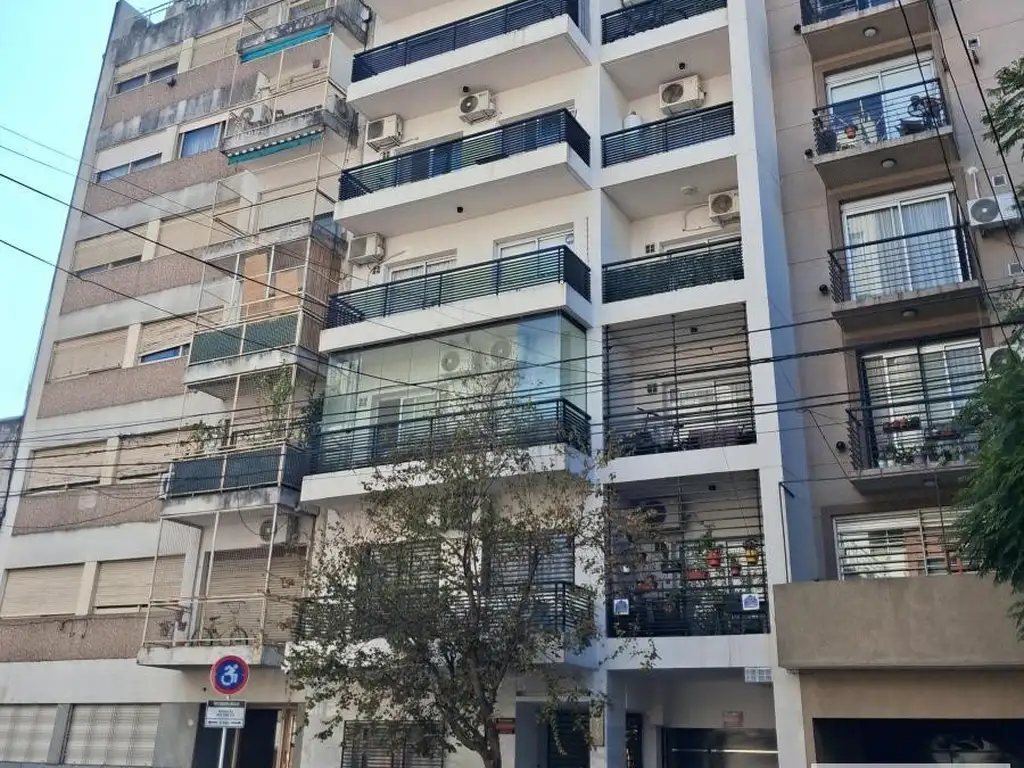 Monoambiente con balcón, cocina equipada