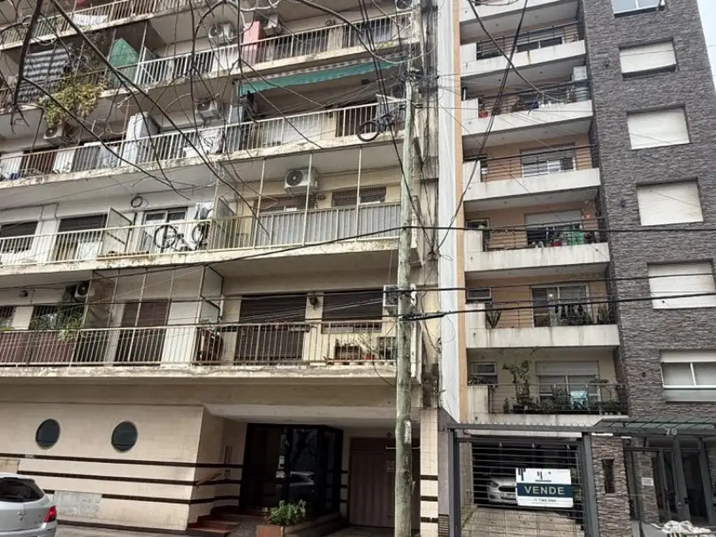 1 dormitorio, patio y balcón