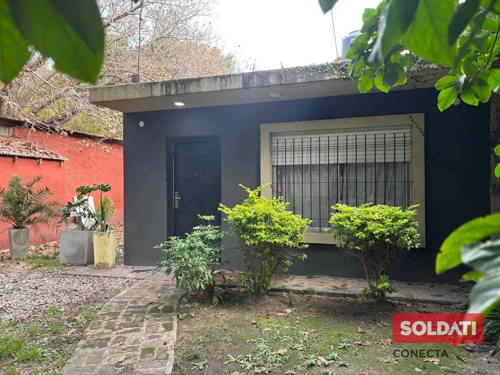 Monoambiente con jardín y cochera