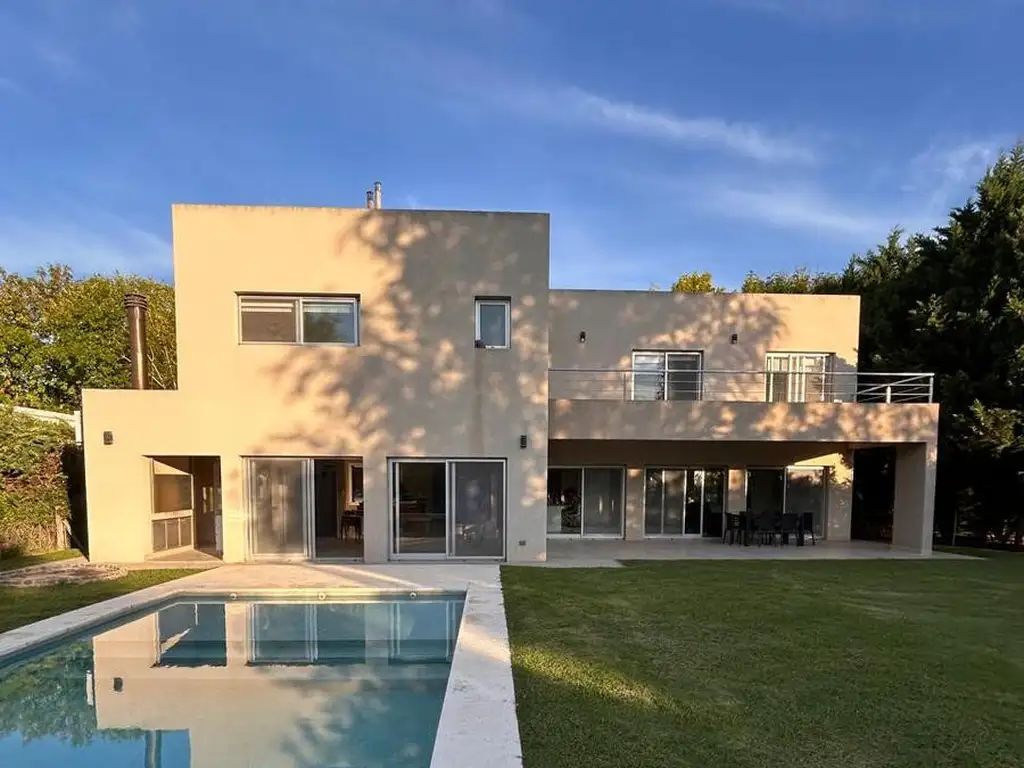 Casa con pileta y quincho