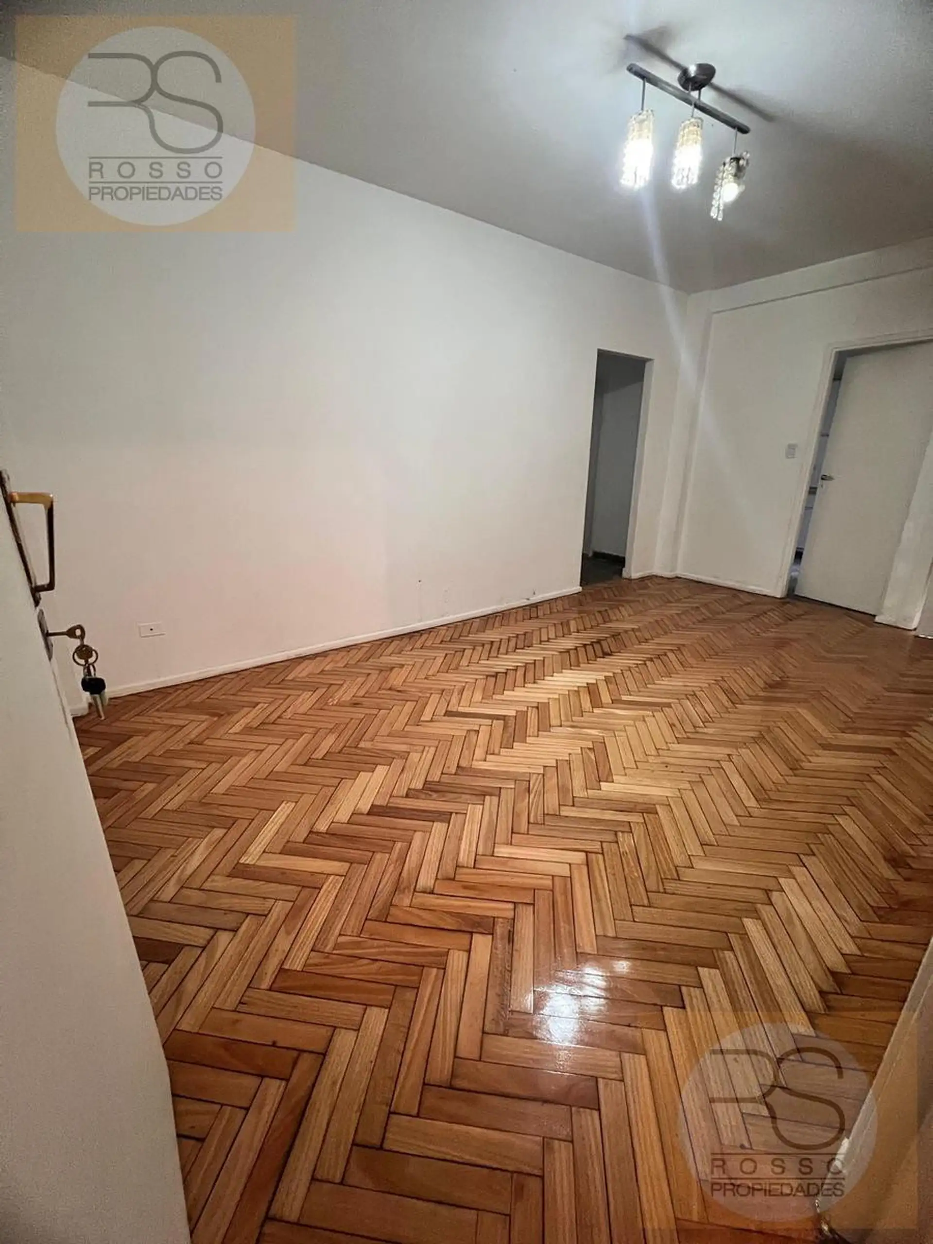 3 ambientes con balcón y parquet