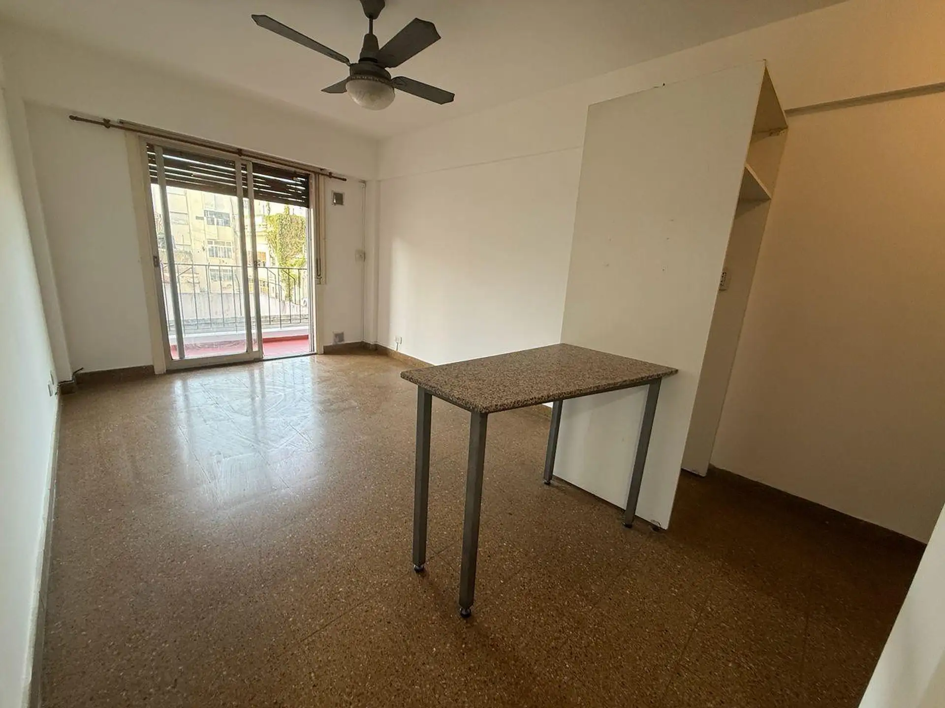 2 ambientes con balcón corrido