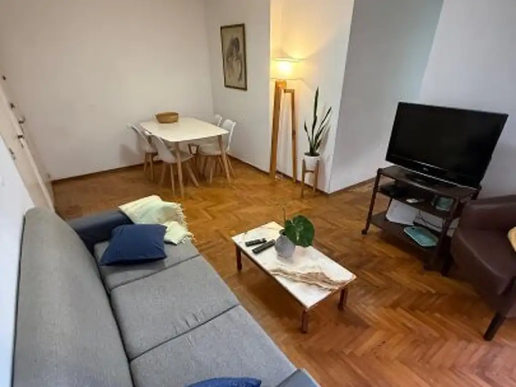 Amoblado 2 ambientes con balcón francés