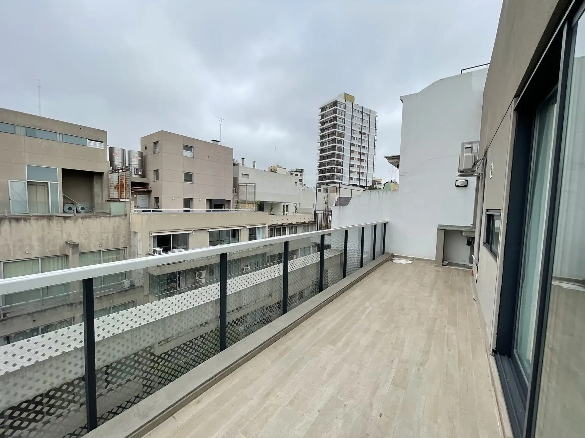 Monoambiente amoblado, balcón terraza
