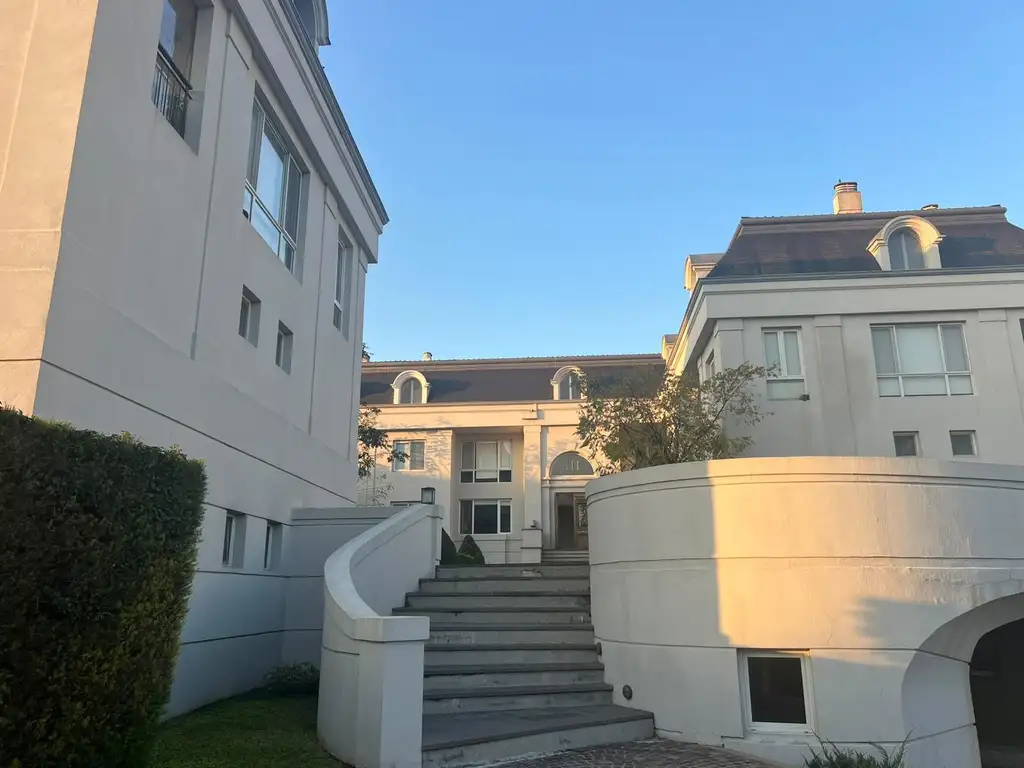 1 dormitorio con balcón