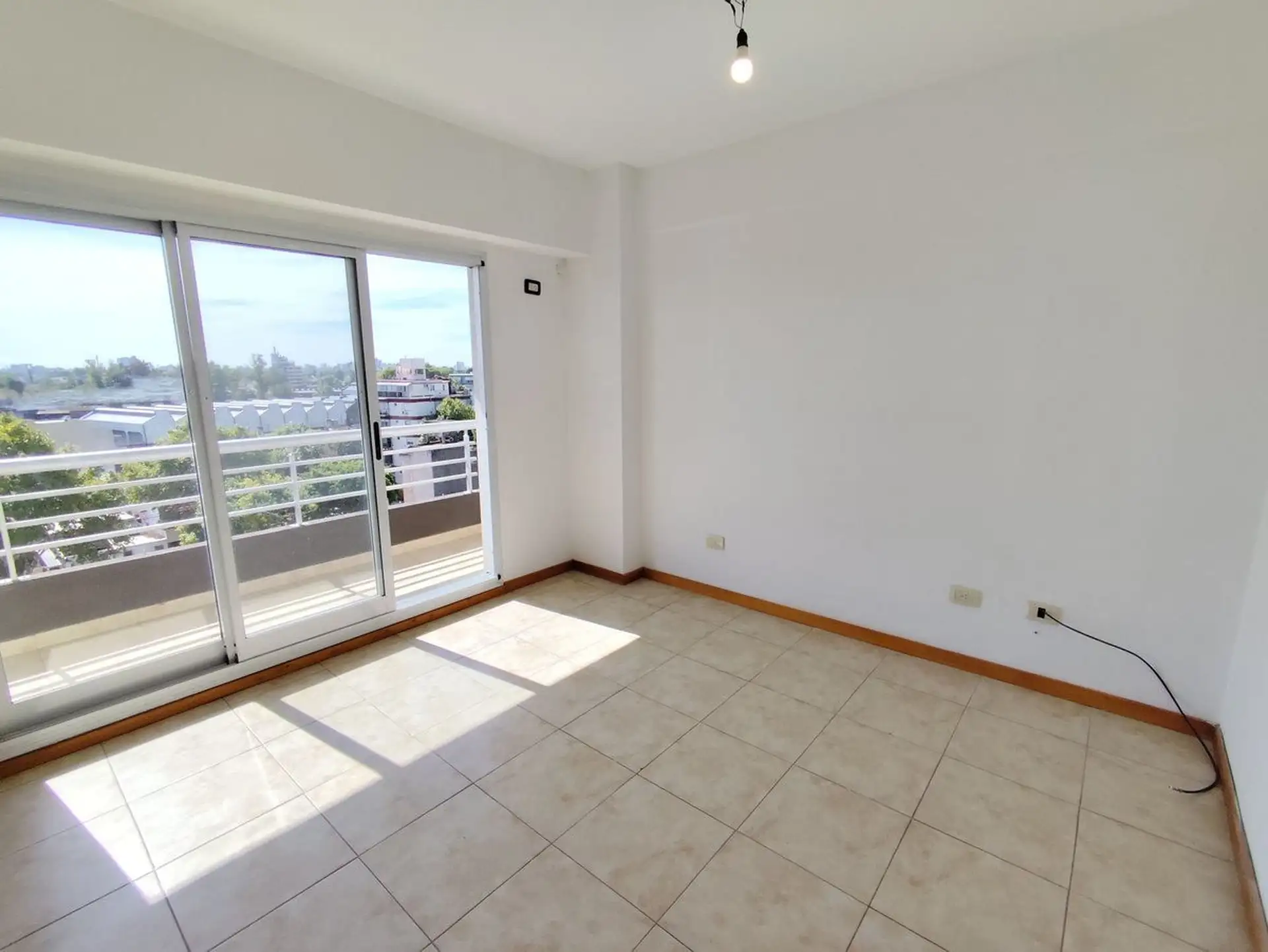 7º piso con balcón y 2 ambientes
