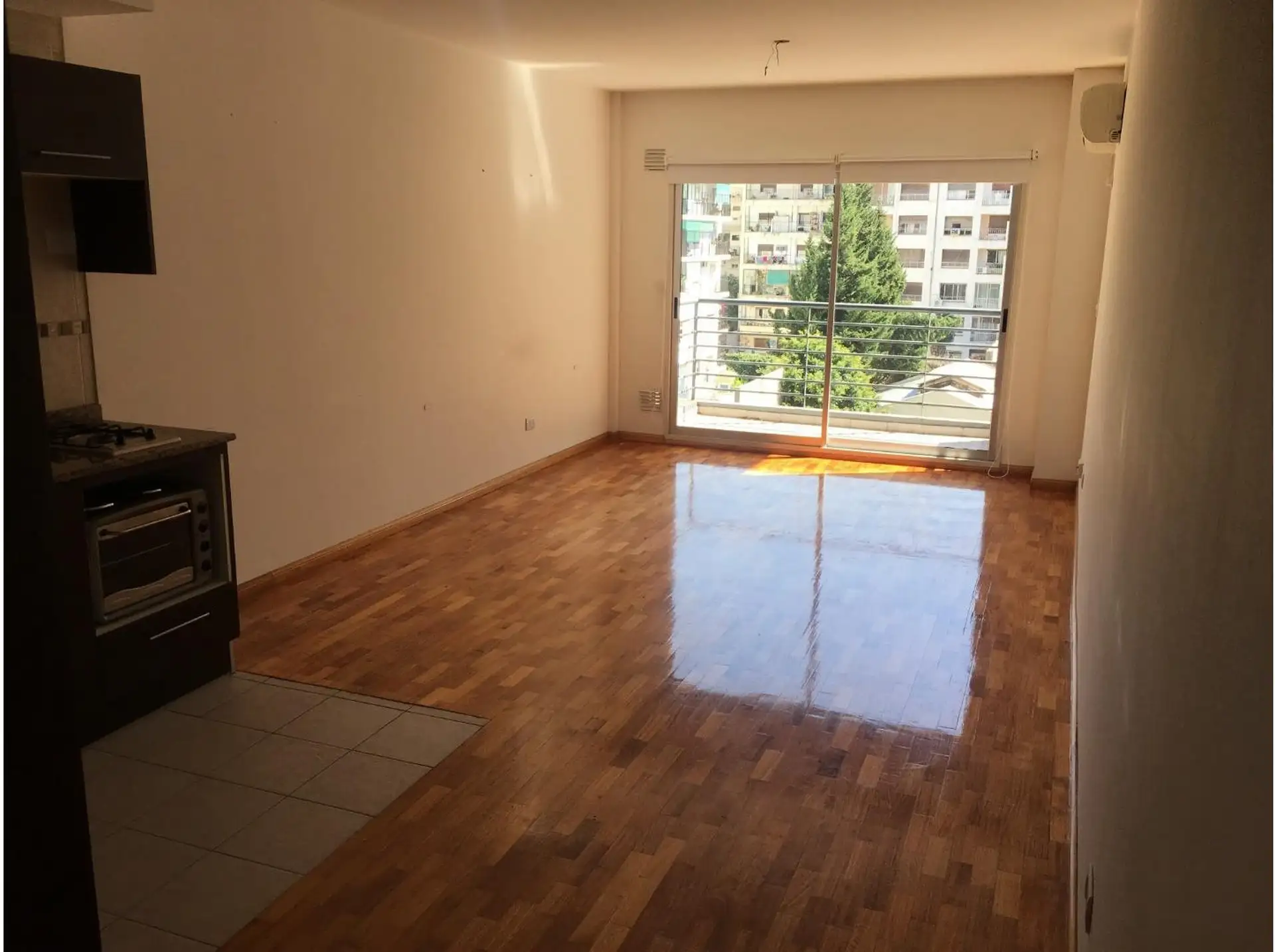 Monoambiente con balcón y A/C