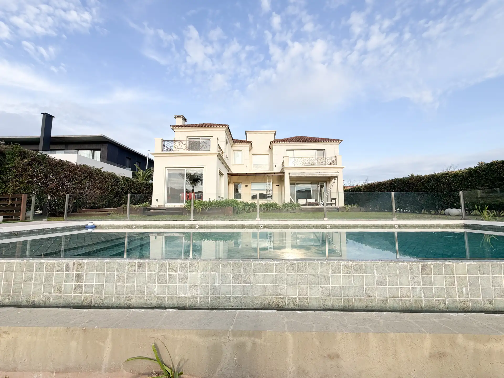 Casa em Nordelta, piscina coberta aquecida