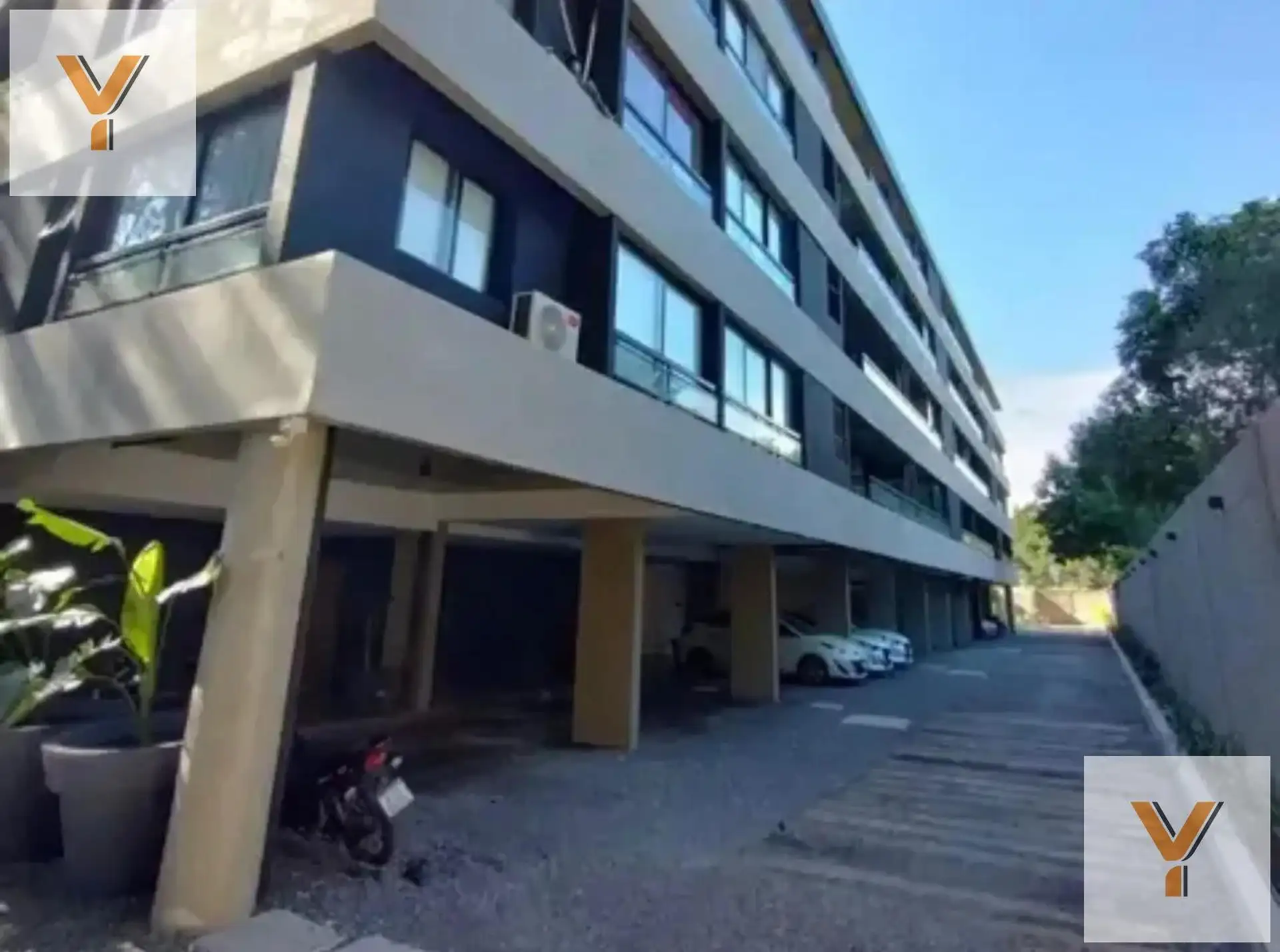 Planta baja con balcón y pileta