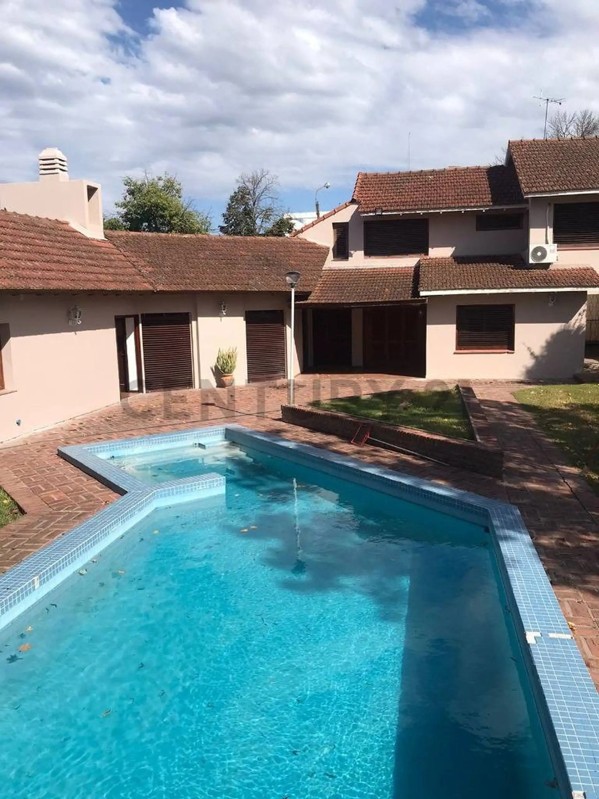 Casa com piscina e quincho