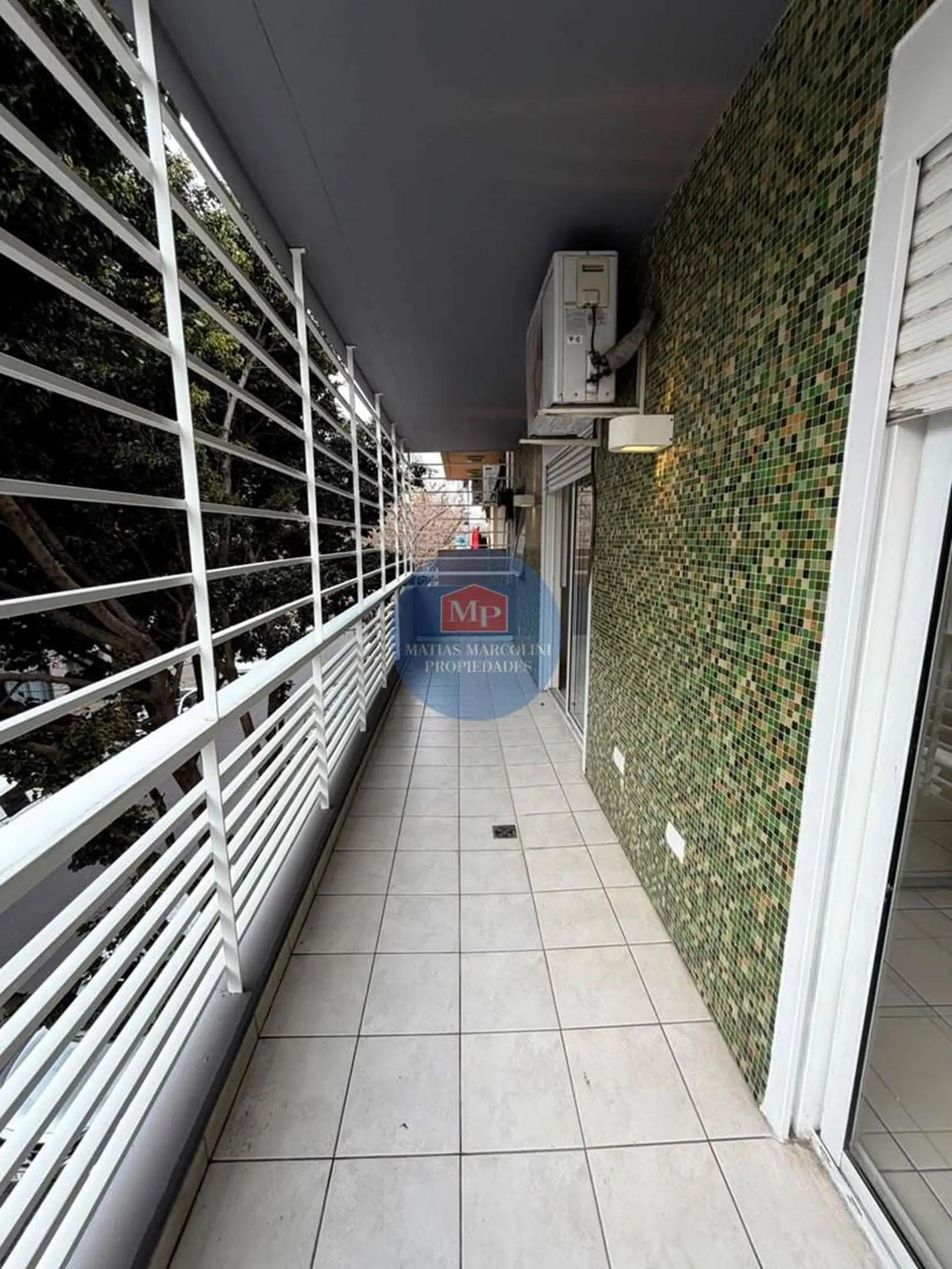 2 ambientes al frente con balcón